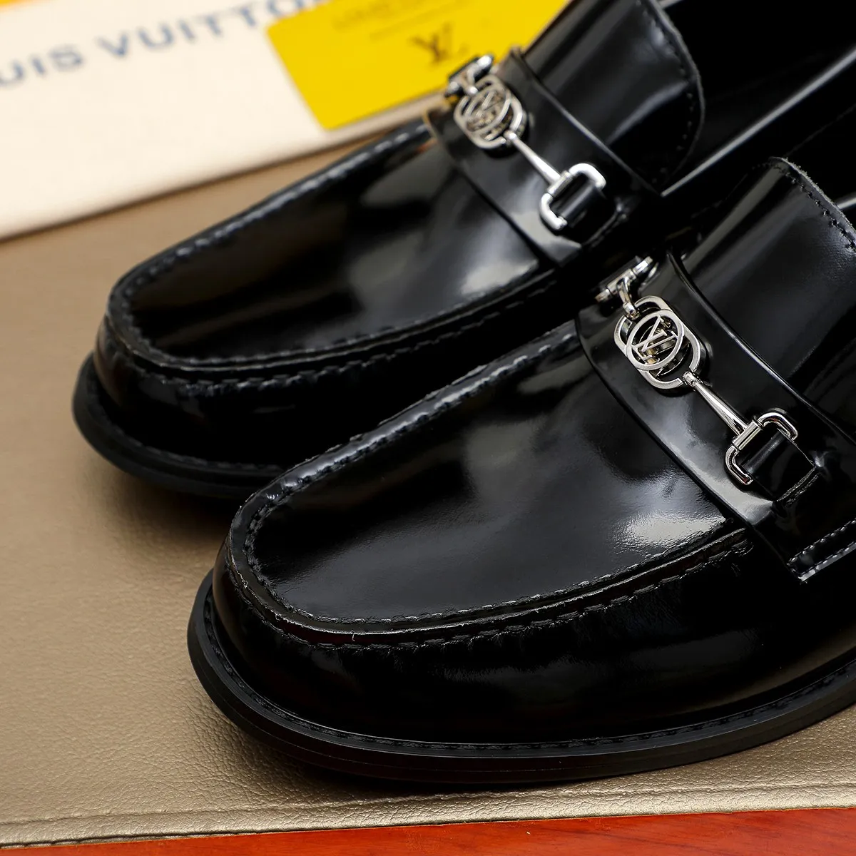Men's shoes 460 💰 Louis Vuitton LV ® 🆕 model 🔛 full shoe counter, first layer cowhide, 🐂leather lining casual shoes for men, super soft outsole, a must-have for driving. Synchronized with the counter, original first layer cowhide, completely 1:1 mold customization 🌹 top version, color optional! Number: 38-44 (45.46 customized)